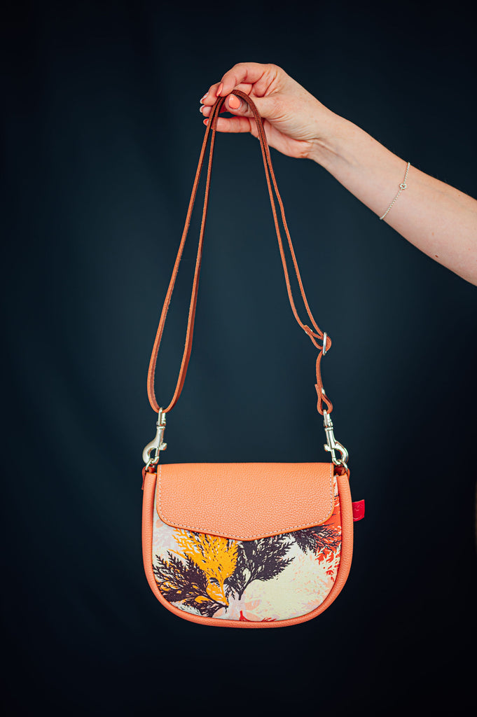 Sac à main en cuir orange à bandoulière avec textile branches de cèdre