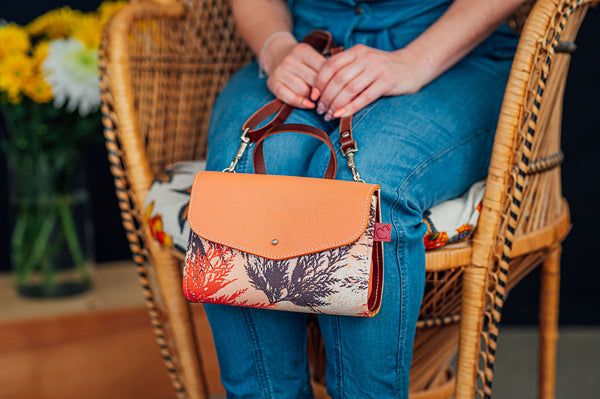 Sac à main petit en cuir orange pêche. imprimé branche de cèdre. Fait à la main au Canada
