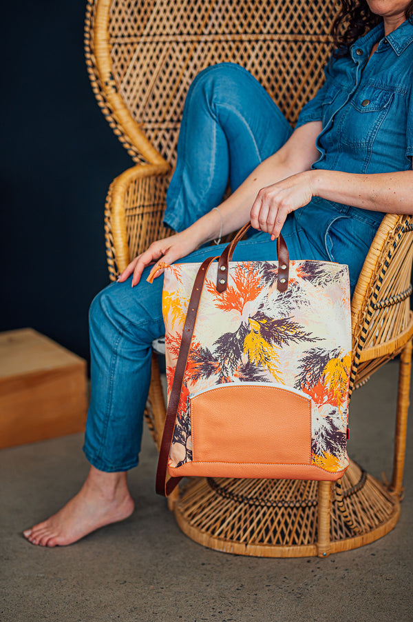 Sac ordinateur en cuir slow fashion et tissu imprimé branches de cèdre. Fait au Québec