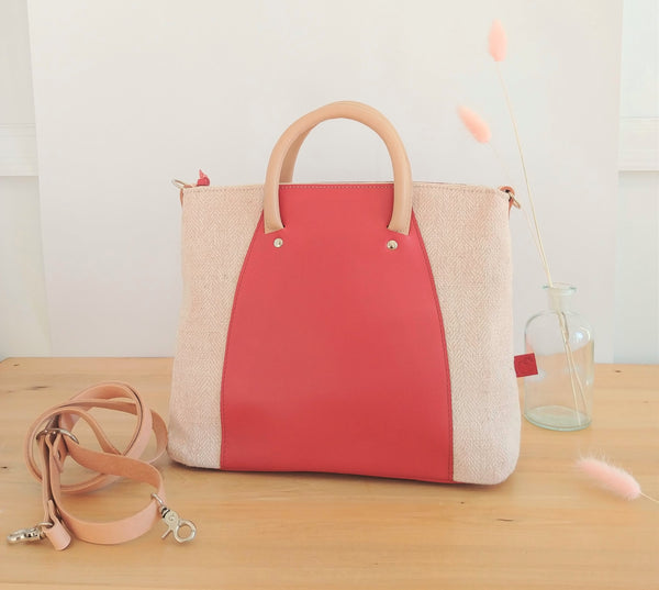 Sac à main rose à bandoulière. En cuir et tissu. Fait à la main au Canada.