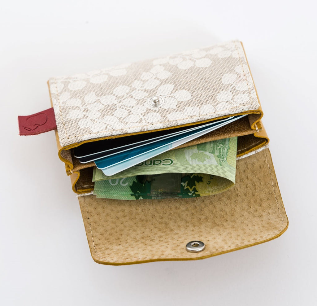 intérieur du porte-carte. deux compartiments en cuir.