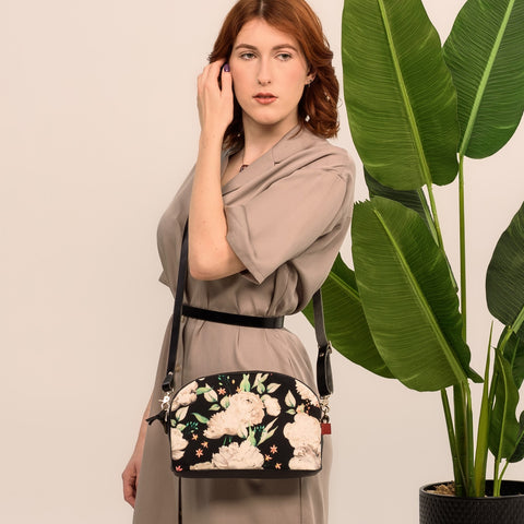 Sac à bandoulière en cuir noir et tissu imprimé noir pivoines blanches. Slow fashion fait au Québec.