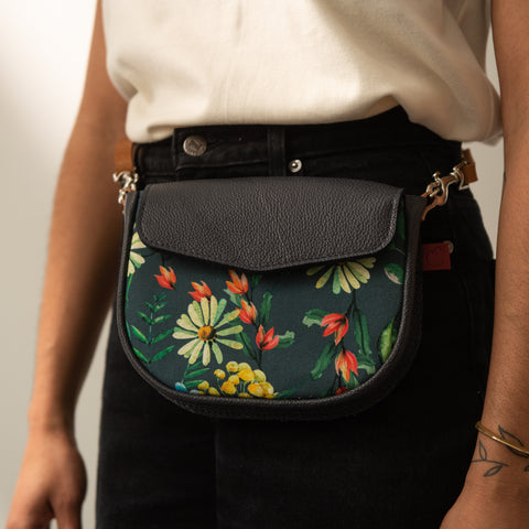 Sac pochette en cuir et textile imprimé fleuri. Fait au Québec