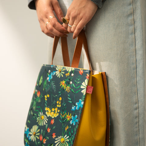 sac à main en cuir jaune rigide et textile imprimé marine et fleurs sauvages marguerite. Fait localement au Canada