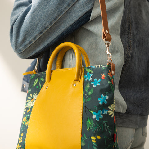 Sac à bandoulière en cuir jaune à poignées. textile imprimé fleurs marguerites. Fait à Montréal.