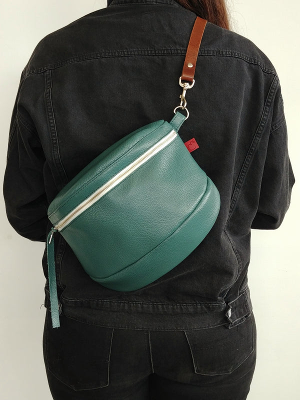 sacoche en cuir vert avec zip fait au Québec