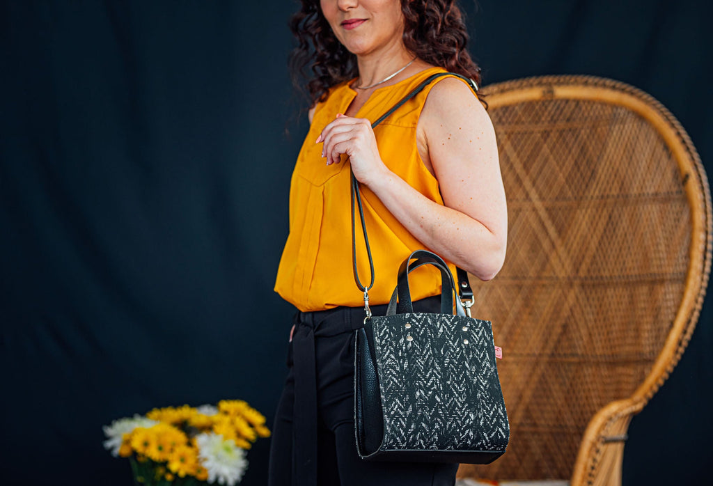 sac à main rigide carré porté à l'épaule. sac noir en cuir et tissu chevrons. fait au Canada