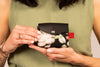 Porte-cartes noir en cuir et tissu imprimé fleurs pivoines. Fait à la main à Montréal.