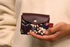 Cute mini porte-cartes en cuir bourgogne et tissu imprimé fleurs sauvages marguerites. fait au Canada