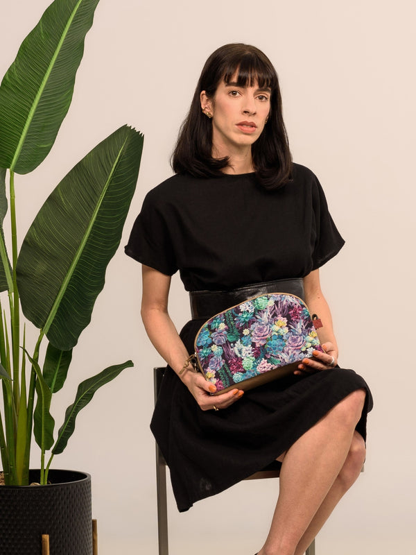 Sacoche zippée mode en cuir brun taupe et fleurs succulentes. Fait au Canada.