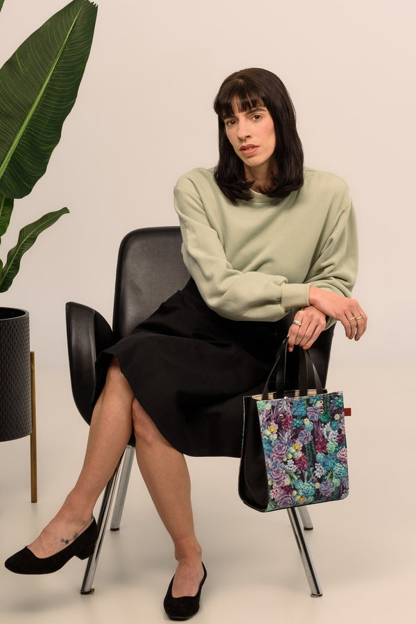 sac à bandoulière sac à main en cuir slow fashion noir et textile fleurs succulentes violettes fait à la main au Canada.
