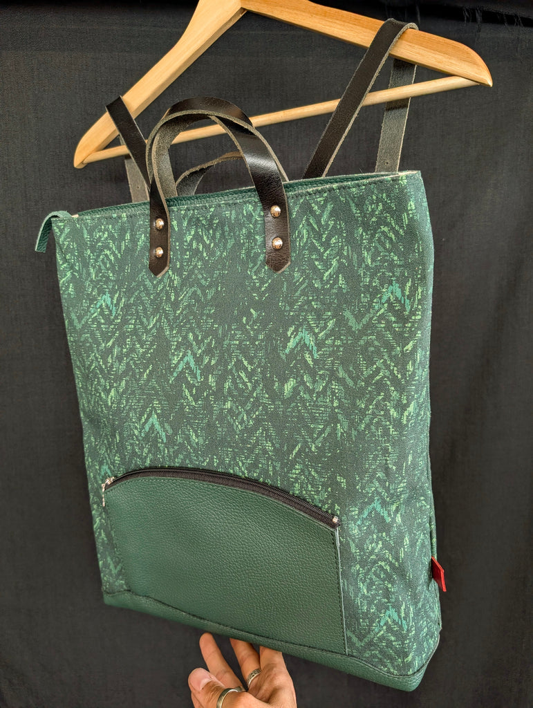 grand sac à laptop sac à dos en cuir vert et imprimé. fait au Québec
