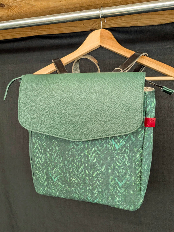 sac à dos vert à rabat en cuir. Slow fashion fait à Montréal