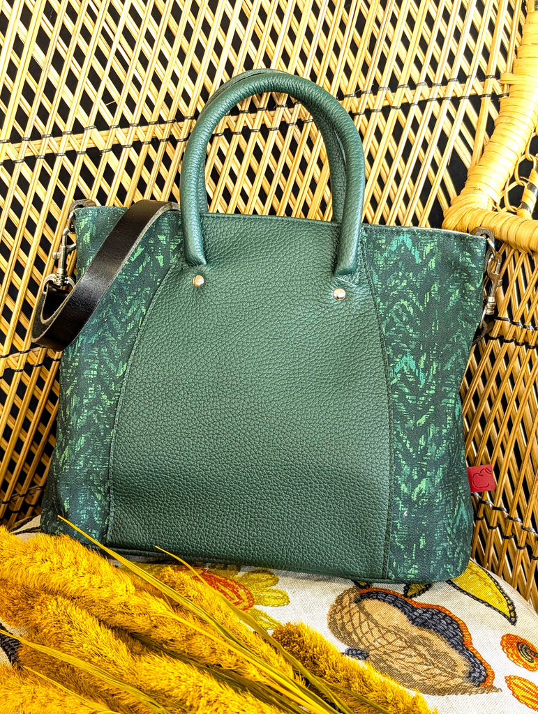 sac à main chic et classique avec poignées et bandoulière en cuir vert