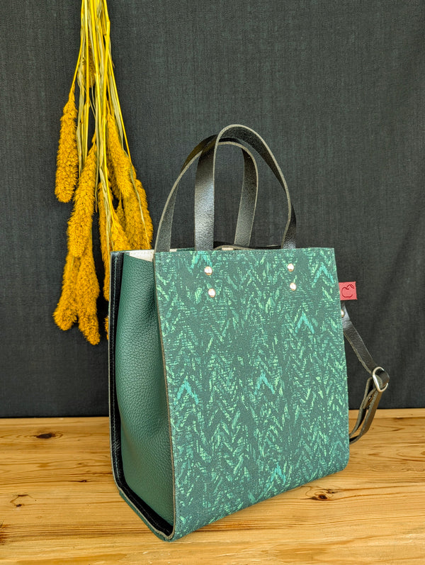 sac à main rigide à bandoulière en cuir vert et toile imprimée chevrons. fait à la main au Québec