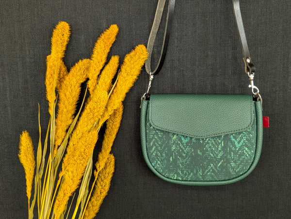 pochette de taille sac à bandoulière vert en cuir et imprimé chevrons