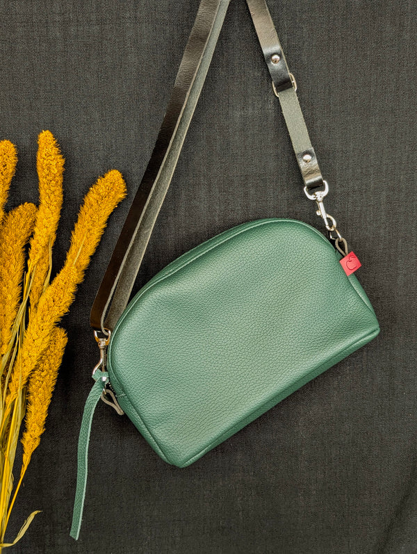 sac arrondi zippé en cuir vert. sac à bandoulière slow fashion fait au Canada