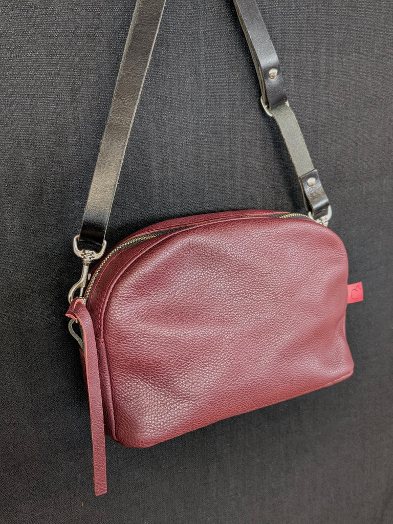 sac à bandoulière rouge bourgogne en cuir. Fait à la main au Canada