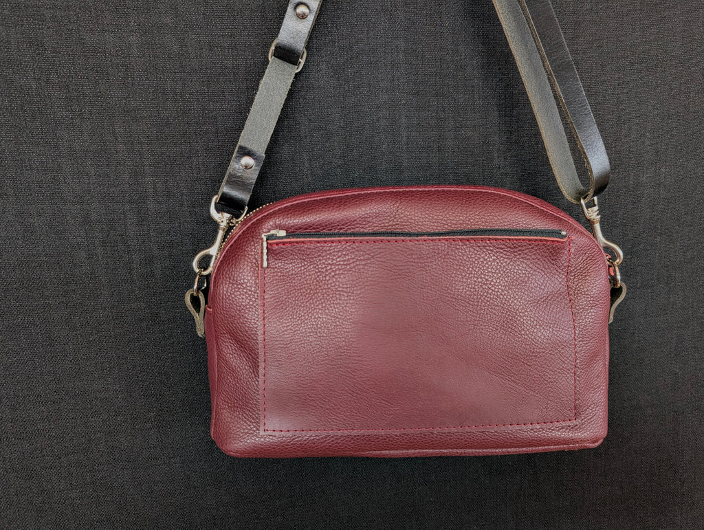 poche zippée au dos du sac en cuir