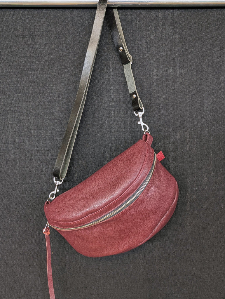 sac de taille bourgogne en cuir. fait au Québec