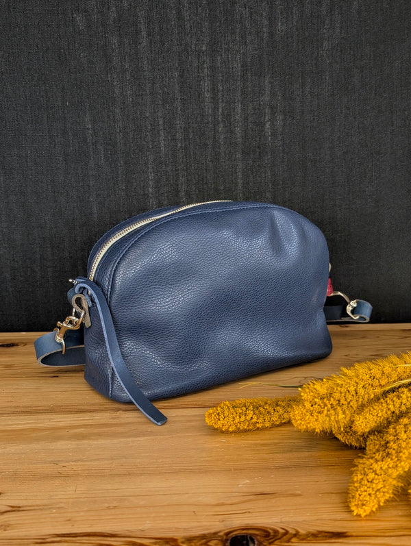 sac à bandoulière bleu marin zippé fait à la main à Montréal