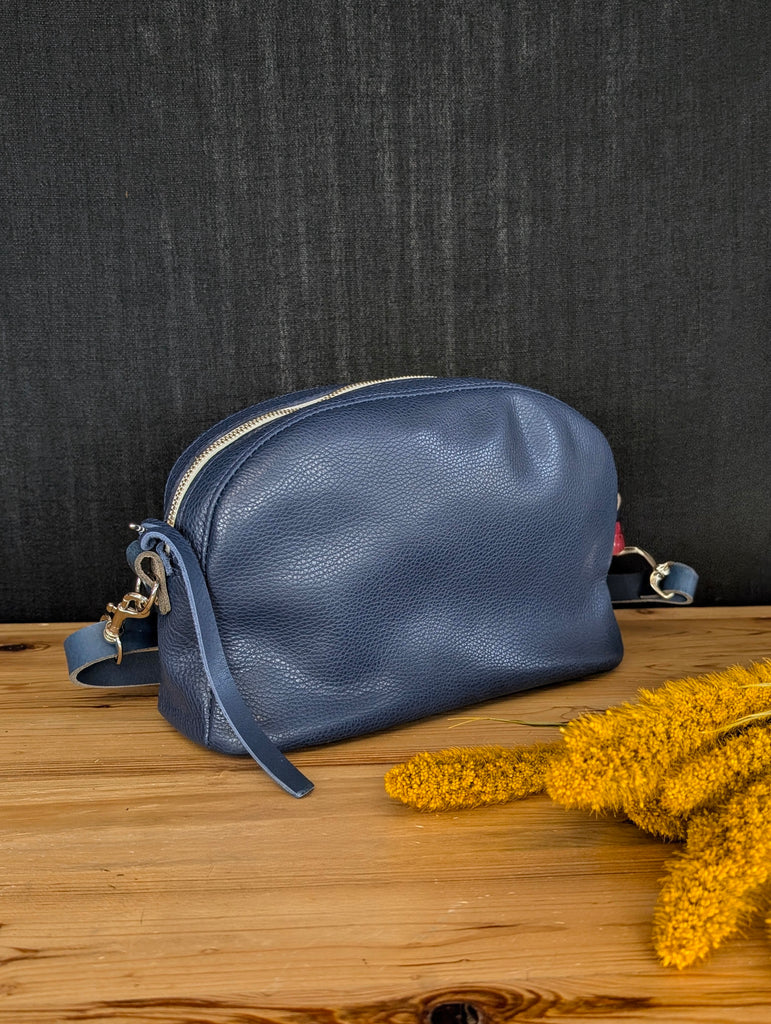 sac à bandoulière bleu marin zippé fait à la main à Montréal
