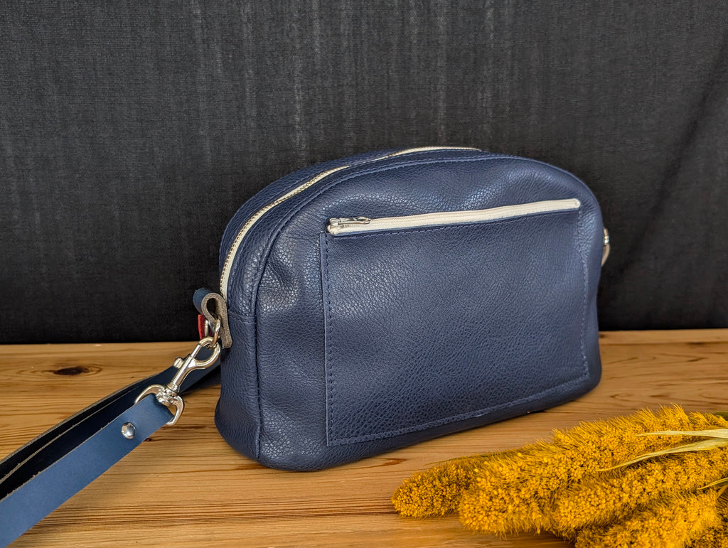 poche au dos du sac à bandoulière