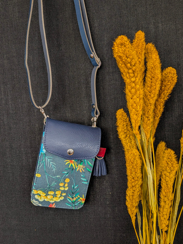 pochette à cellulaire. cuir bleu marin et imprimé fleurs sauvages. Fait à la main au Canada