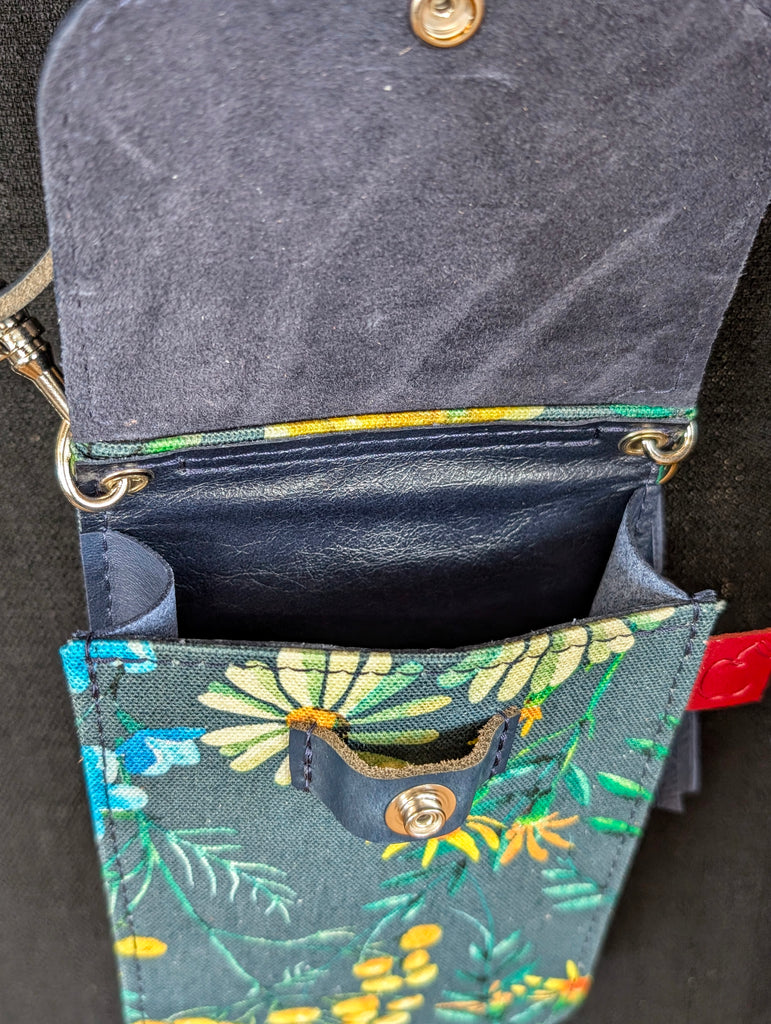 intérieur en cuir, fermeture du rabat par bouton pression