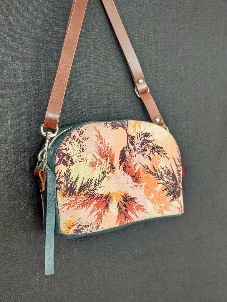 sac à bandoulière pochette en cuir et imprimé fabriqué au Canada