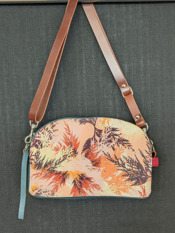 sac à bandoulière avec imprimé cèdre