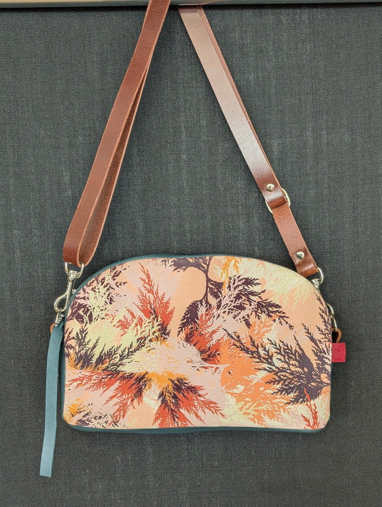 sac à bandoulière avec imprimé cèdre