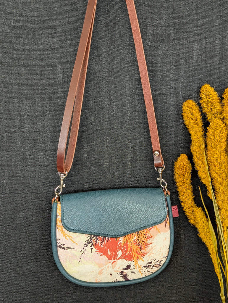 petit sac rond à porter en bandoulière ou à la taille. Fait à la main à Montréal