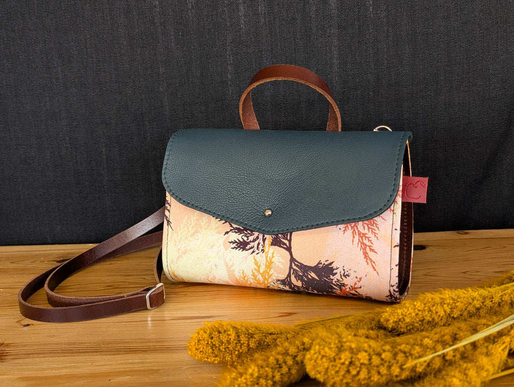 petit sac à main rigide en cuir sarcelle et tissu cèdre. sac à bandoulière fait à la main au Canada