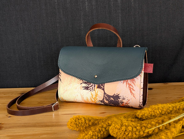 petit sac à main rigide en cuir sarcelle et tissu cèdre. sac à bandoulière fait à la main au Canada