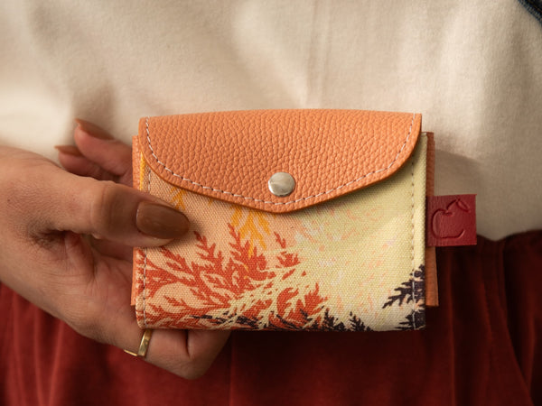 Petit portefeuille porte-cartes pêche en cuir et tissu imprimé cèdre orange. Fait à la main à Montréal