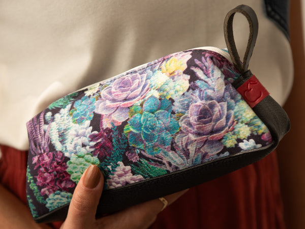 Petite pochette de voyage fleurie de succulentes. Violette et cuir noir.
