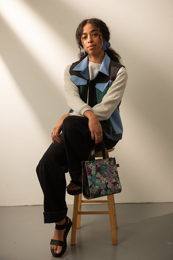 Petit sac à main violet et cuir noir slow fashion fait au Canada
