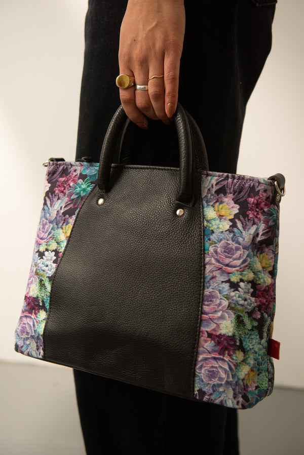 Sac à main chic en cuir noir et violet fleurs succulentes.