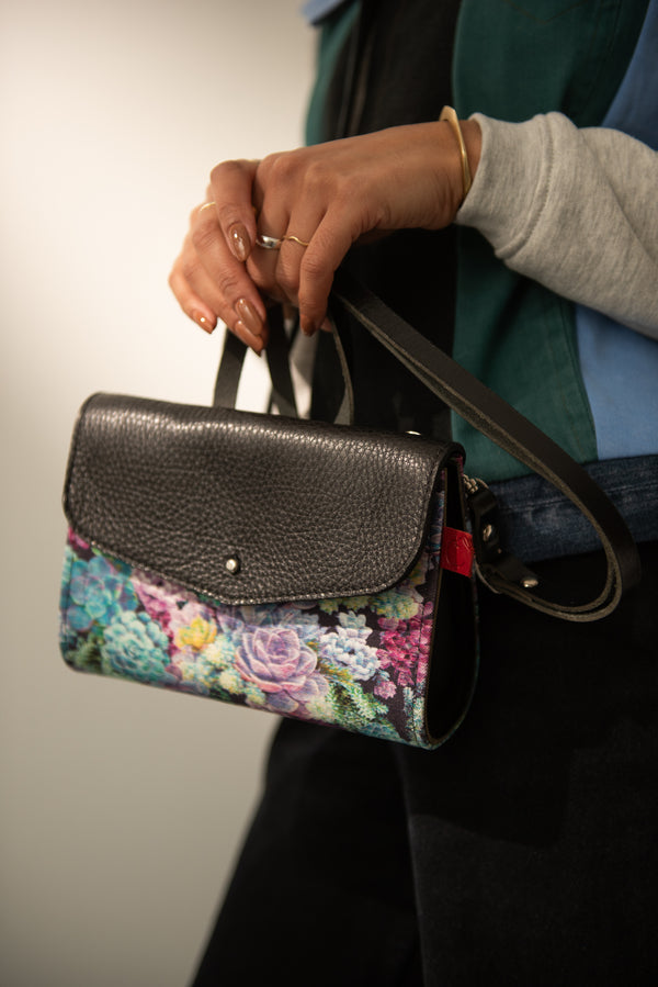 Mignon petit sac à main en cuir noir et fleurs violettes. Sac de soirée fait à la main au Canada
