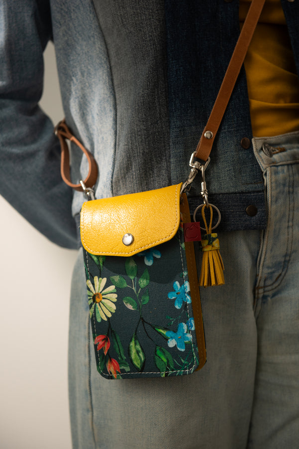 Pochette à cellulaire mode en cuir jaune soleil et tissu bleu marin à fleurs. Pochette de taille, sac à bandoulière.