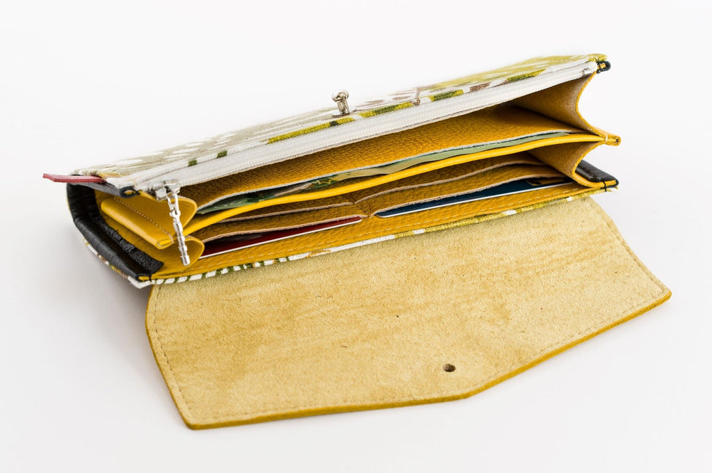 intérieur du portefeuille en cuir, filière à billets, poches de cartes et poche zippée.