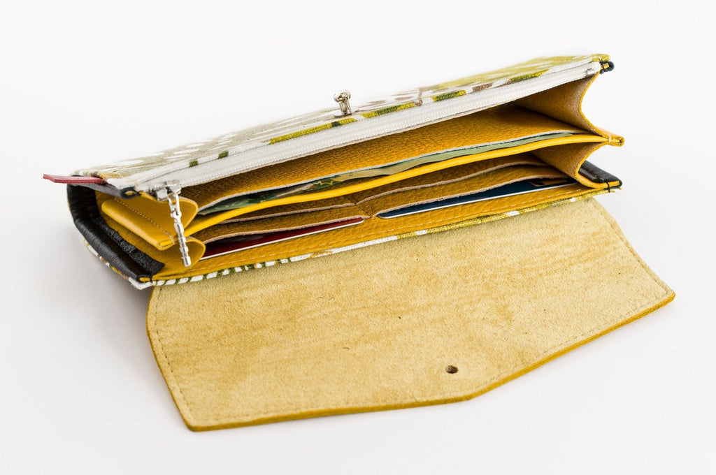 intérieur en cuir du portefeuille long séparations, pochettes à cartes et poche zippée à monnaie.
