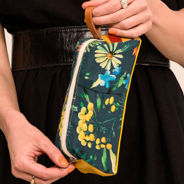 Pochette à zip maquillage en cuir jaune et tissu marguerites fleurs sauvages. Fait à la main au Québec.