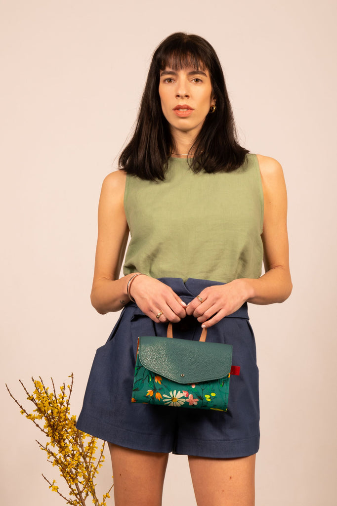Mini sac à main en cuir vert et tissu imprimé marguerites fleurs sauvages. Fait à la main au Canada.
