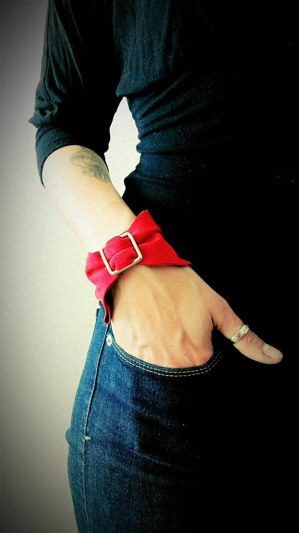 bracelet boucle en suède rouge fait à Montréal