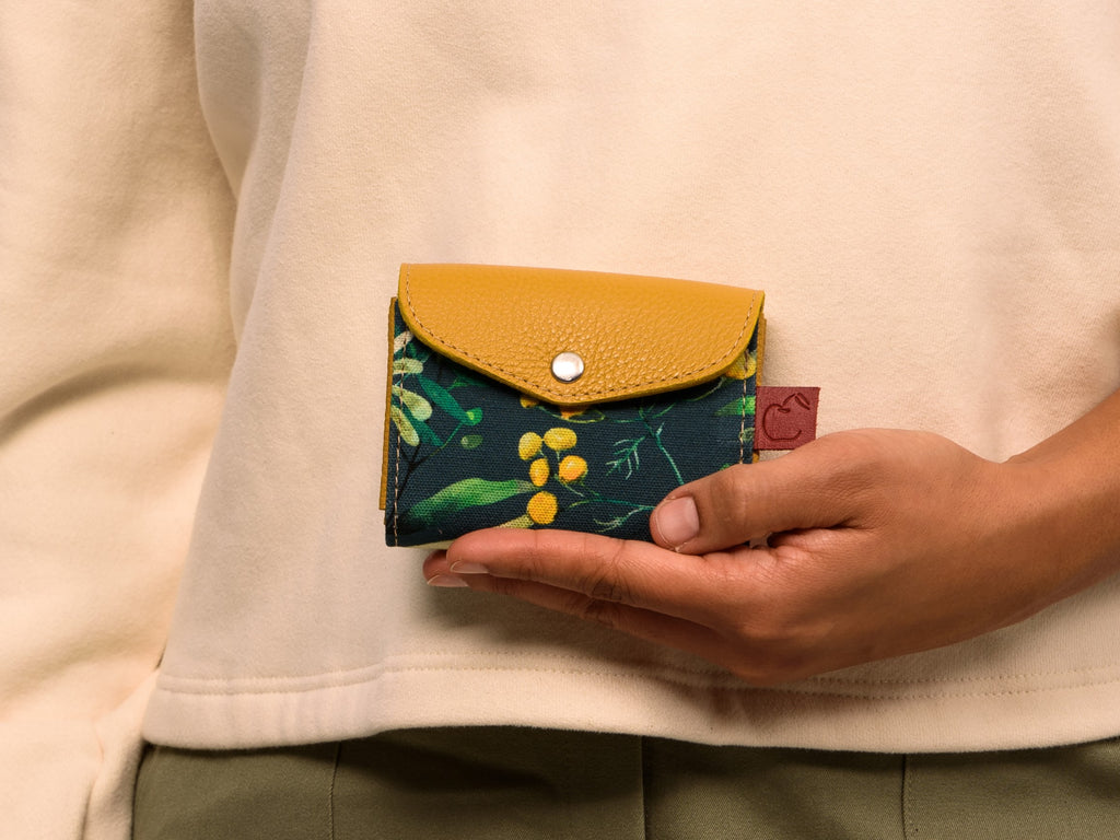 Mini portefeuille en cuir jaune et tissu marine fleuri. Fait à Montréal