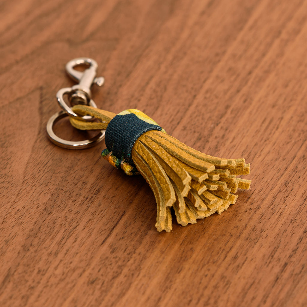 Pompon porte-clés en cuir jaune sur mousqueton. Fait à la main à Montréal.