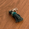 Pompon porte-clés en cuir vert fait à la main au Québec